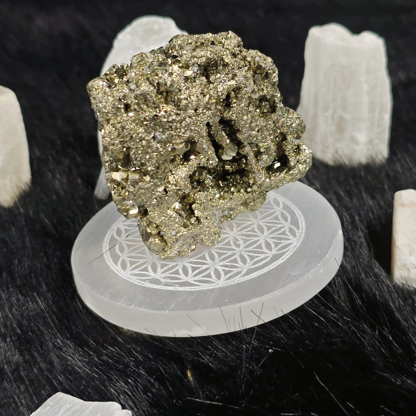 Energised Selenite Plate by THE GEM’Z used for crystal charging, aura cleansing, and uplifting the energy of your surroundings.