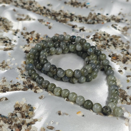 Energised Spectrolite Japa Mala by THE GEM’Z handcrafted with natural spectrolite beads to awaken intuition, awareness, and inner light.
